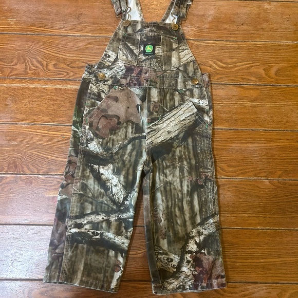 ❌SOLD❌John Deere Toddler Bib Overalls Size 2T Adjustable Mossy Oak Camo Unisex - Picture 1 of 6